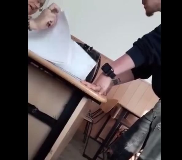  (VIDEO) Un elev o ameninţă cu bătaia pe profesoară, la ore: “Eu zic să te gândeşti mai bine! ”
