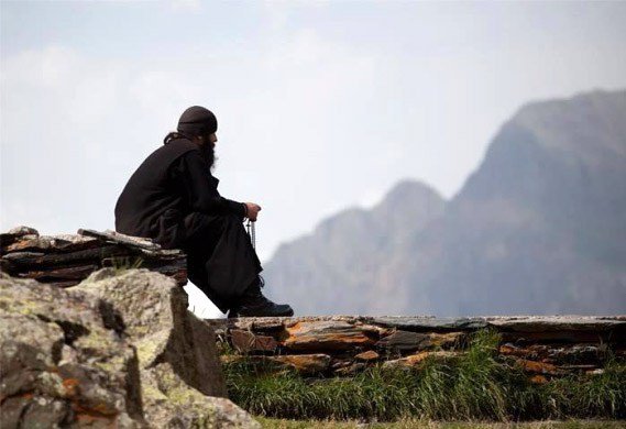  Călugăr cu Mercedes de la Muntele Athos, dovedit infractor la Iaşi