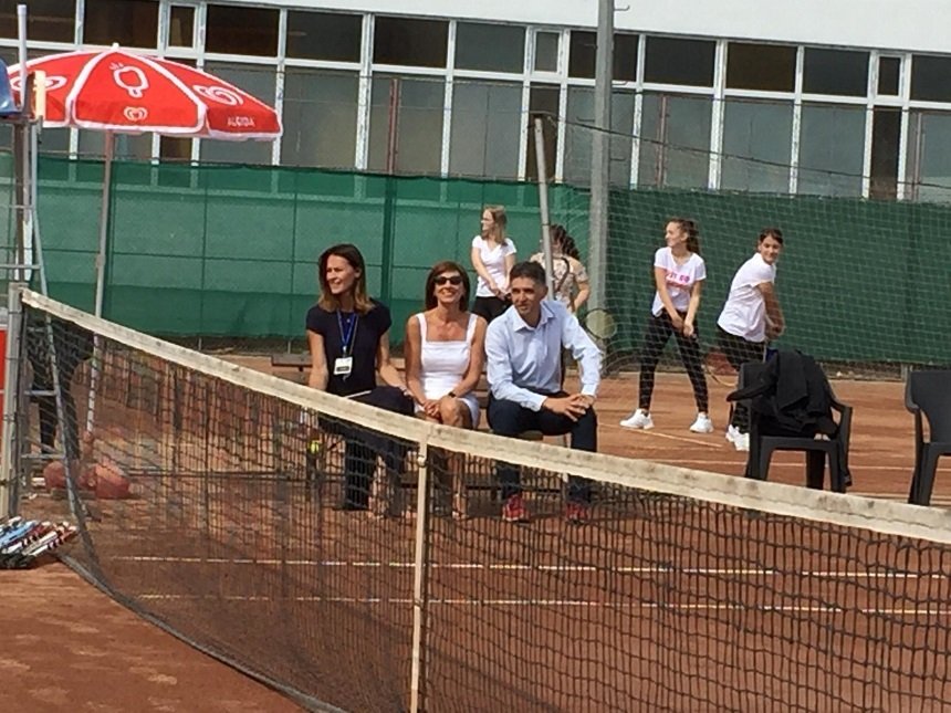  Carmen Iohannis şi-a dus elevii de la clasa la care e dirigintă la un antrenament de tenis