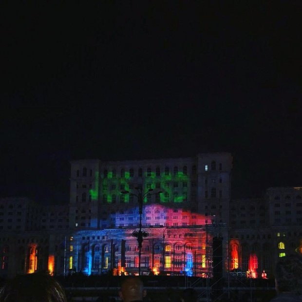  Mesaj anti-PSD, proiectat pe Palatul Parlamentului la un festival gigant organizat de Primărie