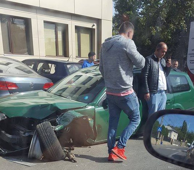  FOTO: Mașină rămasă fără o roată după un accident pe Sărărie