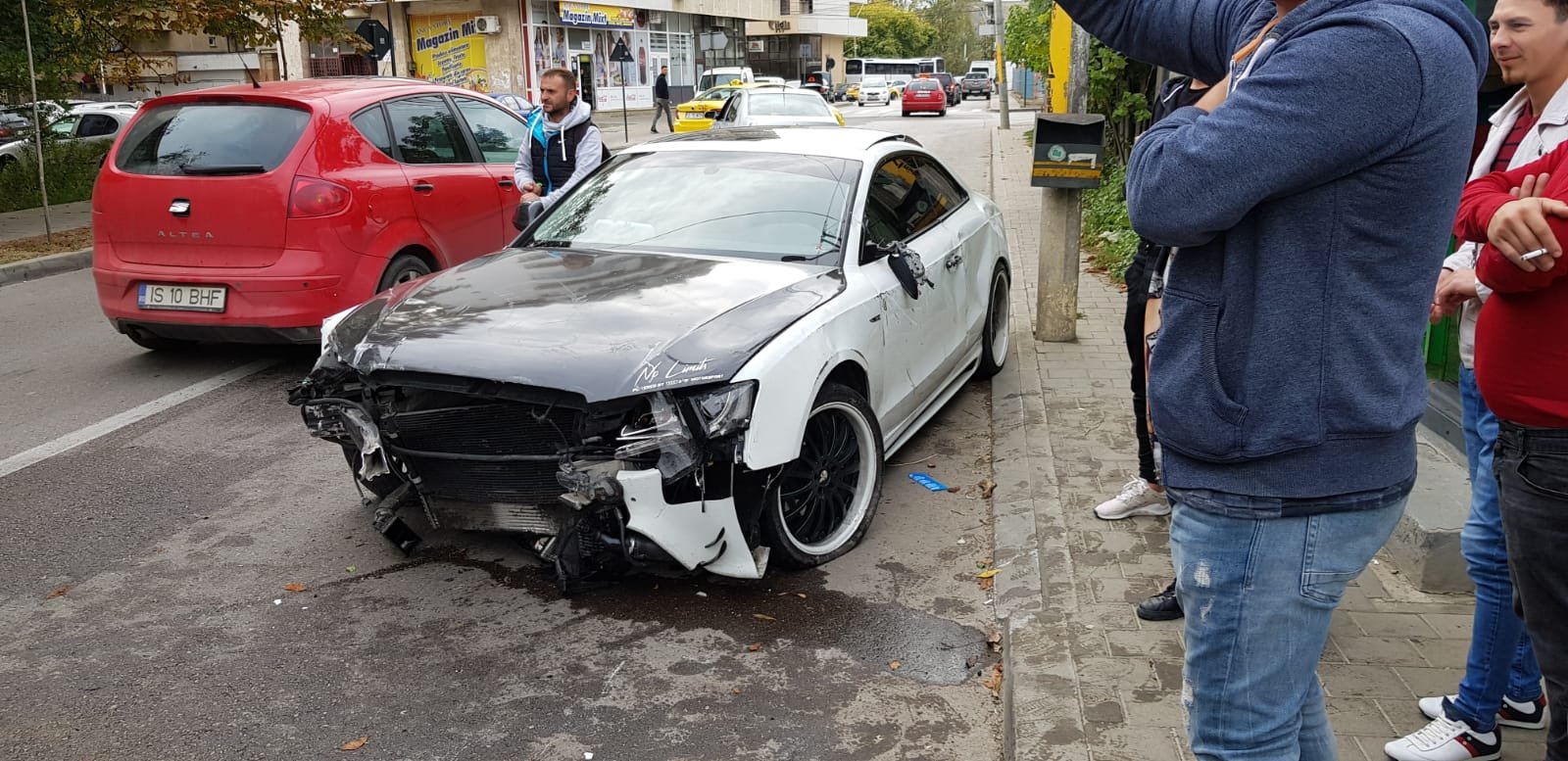  FOTO: Un șofer începător a dărâmat cu autoturismul Audi un gard pe Toma Cozma