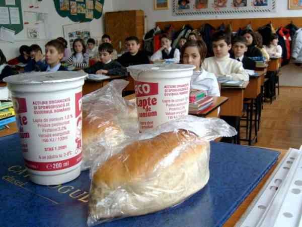  A dispărut cornul şi laptele, a crescut absenteismul. Cine le-a luat elevilor pâinea de la gură?