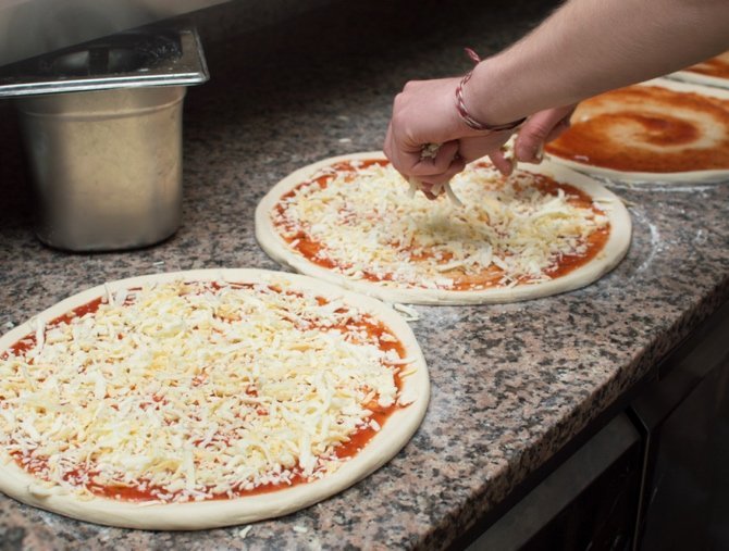  Curiozităţi legislative: o pizza la domiciliu are TVA 9%, o pizza la restaurant 5%