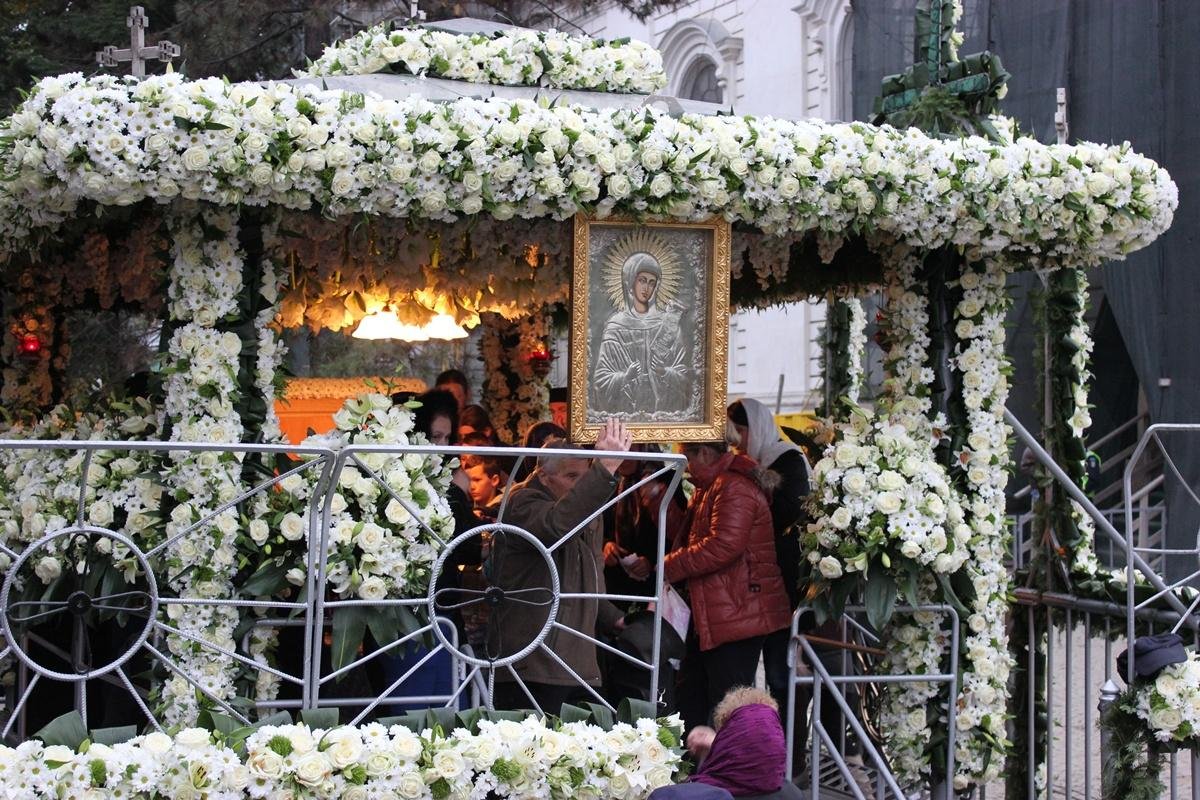  Baldachinul Sfintei Parascheva va fi împodobit astăzi cu flori