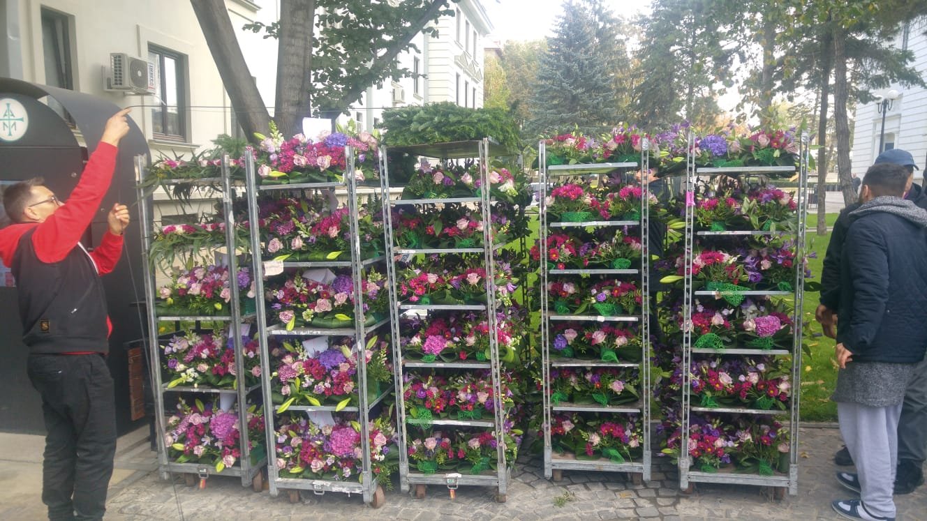  VIDEO&FOTO: Florile care vor împodobi racla Sfintei Parascheva au ajuns la Iași