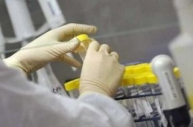  AVERTISMENT: Transmiterea virusului gripei aviare H7N9 de la om la om este posibilă