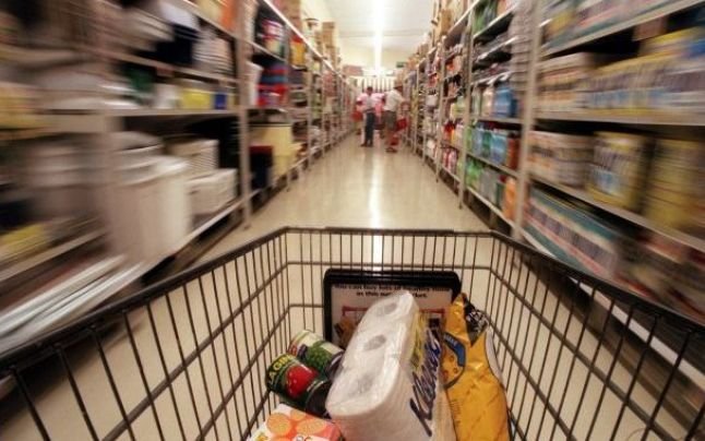  O mamă îşi lua bebeluşul în cărucior pentru a putea fura din supermarketuri