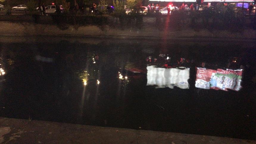  O mașină a căzut în râul Dâmbovița. Șoferul și pasagera au ieșit singuri