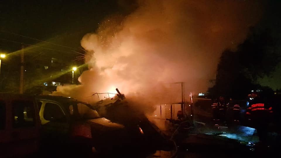  FOTO: S-a dezlănțuit iadul. Incendiu puternic la un adăpost improvizat din Iași