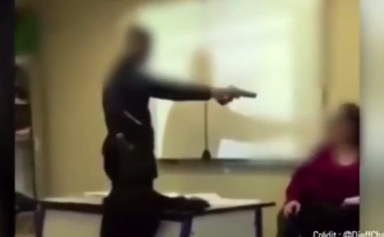  (VIDEO) Un elev își amenință profesoara cu pistolul: ”Mă treci prezent”