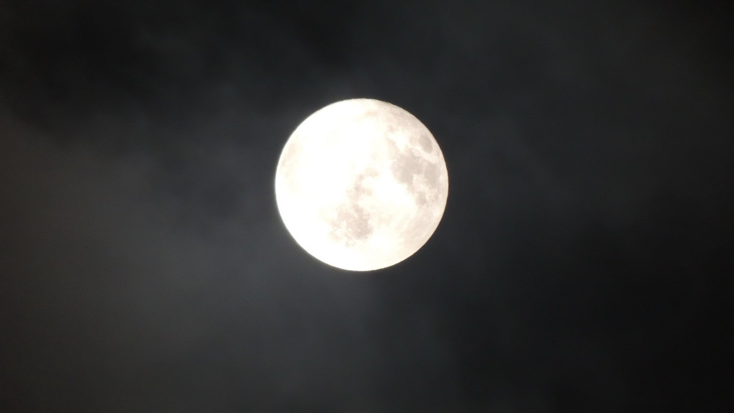  FOTO: Lună plină văzută perfect din Iași. Puteți observa azi și roiul stelar Pleiade