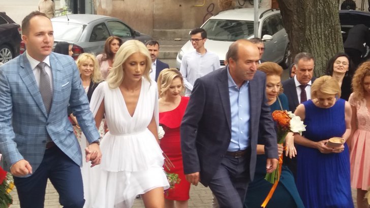  Ministrul Justiției a dănțuit sâmbătă noaptea la nunta fiului său, în Valea Adâncă