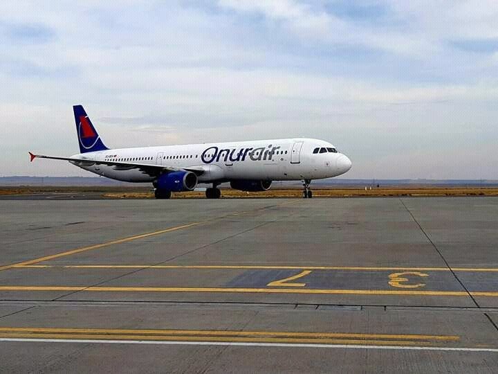  FOTO: O aeronavă aparținând companiei Onur Air, pe aeroportul din Iași