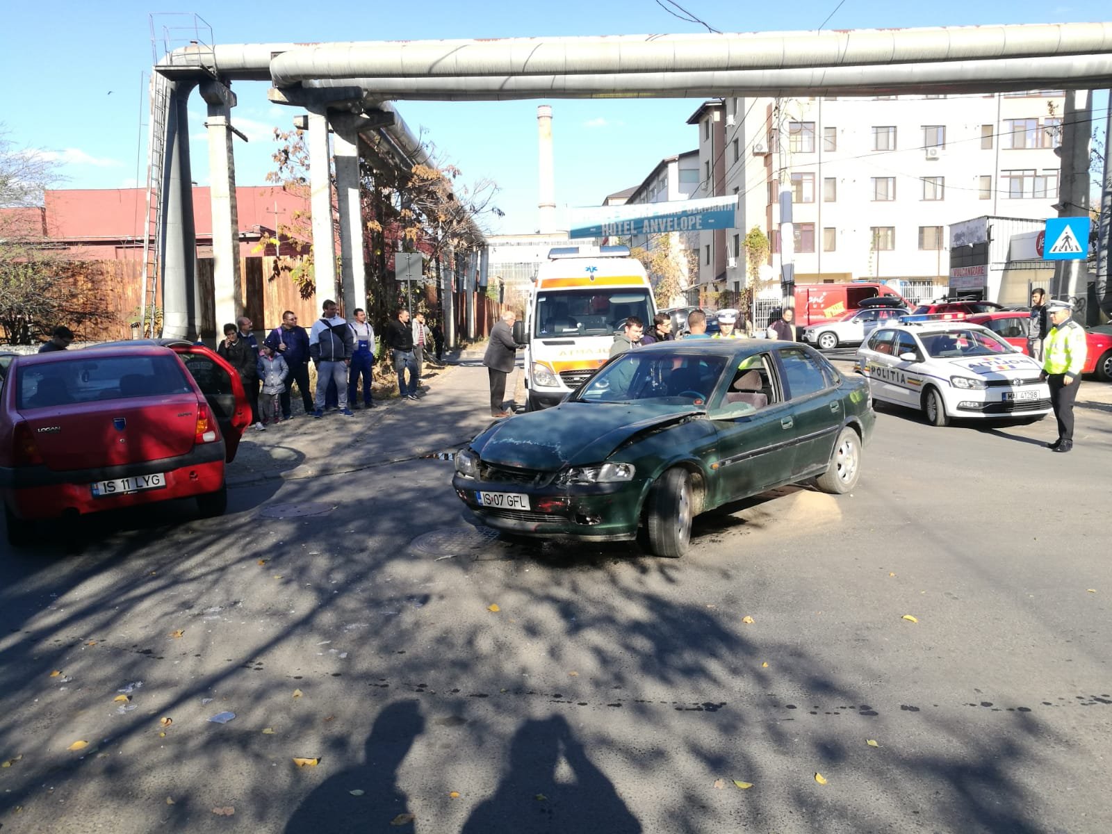  FOTO: Un Logan a fost izbit violent de un Opel. O persoană a fost rănită
