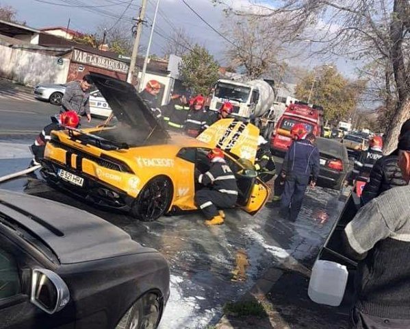  Un Lamborghini, cuprins de flăcări în Capitală. Femeia care-l conducea nu a fost rănită