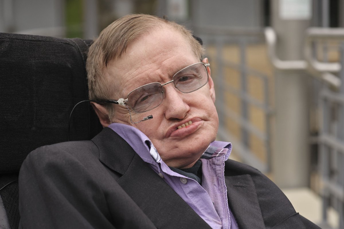  Disertaţia şi scaunul cu rotile folosit de Stephen Hawking, vândute pentru peste 1 milion de dolari