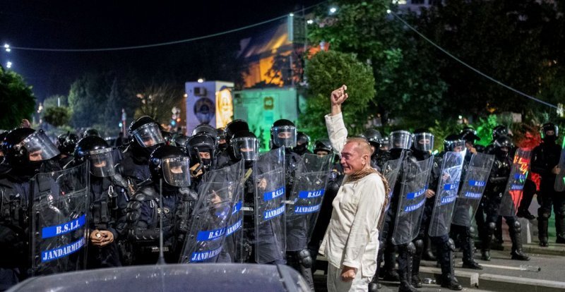  SURSE: Bărbatul în alb care a coordonat jandarmii la protestul din 10 august vrea să se pensioneze