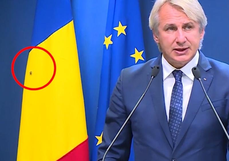  VIDEO: Gândac pe steagul României, în timpul discursului ministrului Teodorovici