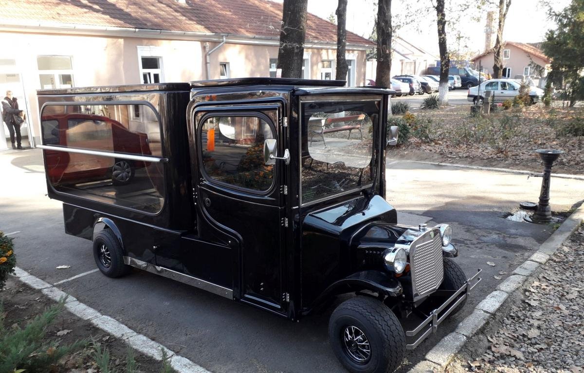  Primăria Oradea a cumpărat un dric electric pentru cimitirul din oraș