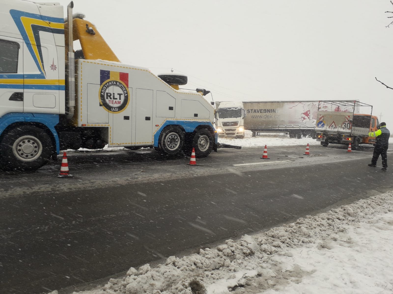  FOTO: Un TIR care a derapat pe zăpadă a încurcat circulația la Costești
