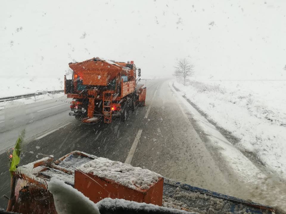  Restricții de tonaj pe două importante drumuri naționale din cauza ninsorilor abundente