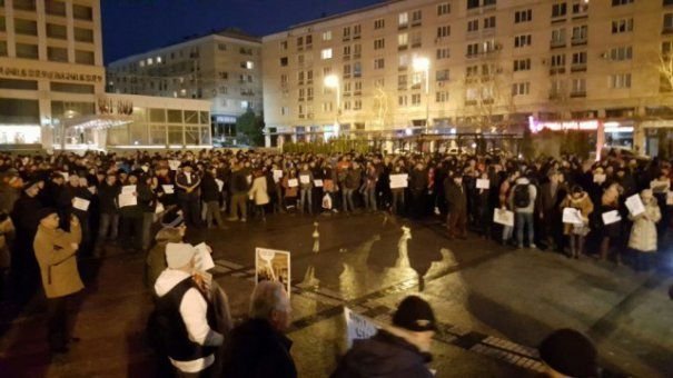  Protest de amploare în Piaţa Unirii din Iaşi pe 1 Decembrie. „La mulţi ani, România! şi Demisia!”