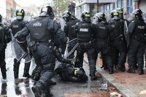  O nouă noapte de violenţe la  Belfast: 26 de poliţişti răniţi