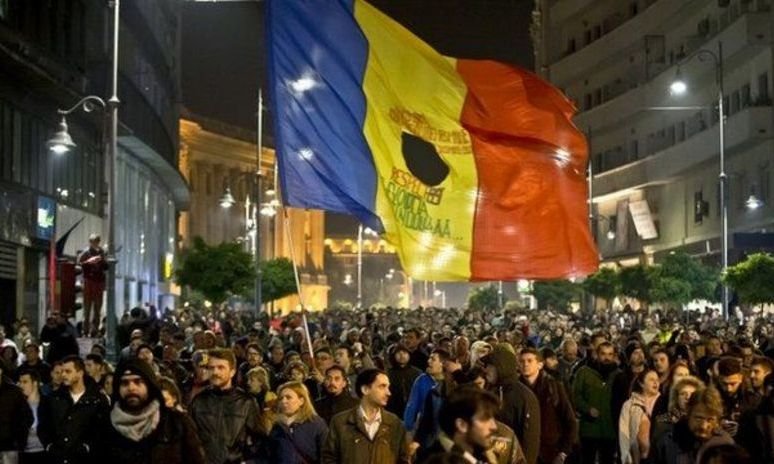  Proteste în zeci de oraşe din ţară: La mulţi ani în UE, România! E timpul să scapi de hoţi!