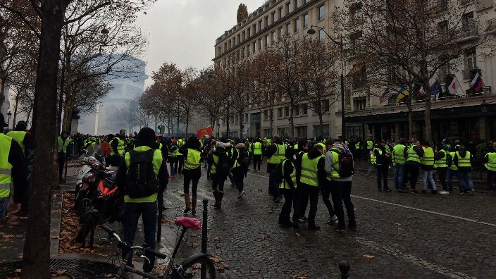 Reuniune de urgenţă, la Palatul Élysée, pe tema protestelor violente de la Paris. Cel puţin 263 de răniţi şi 412 de persoane reţinute