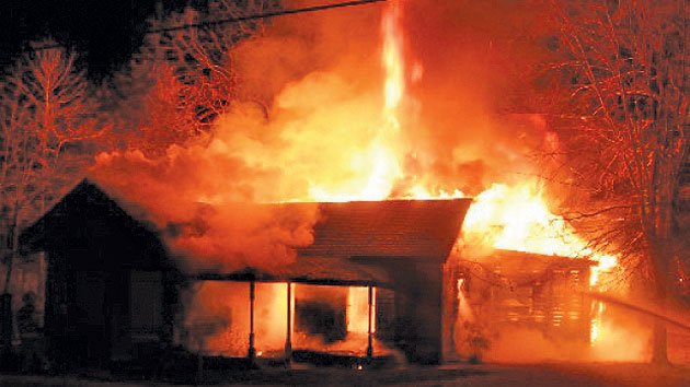  Ginerele s-a aruncat în flăcări ca să-şi salveze soacra din casa arzând