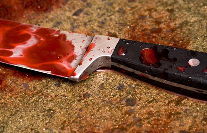  Tentativă neobişnuită de suicid: Şi-a înfipt cuţitul în gât, apoi şi-a chemat soţia să-i ţină lumânarea
