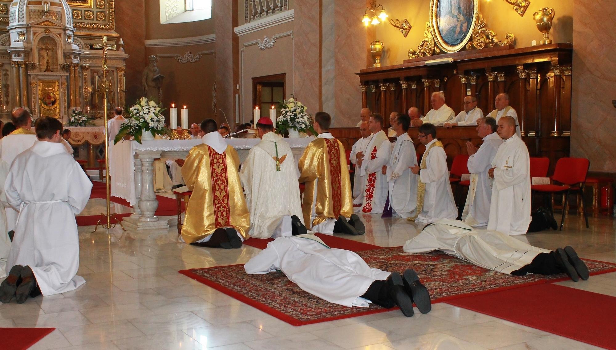  Mâine, ceremonie importantă la catolici: vor fi hirotoniţi opt diaconi