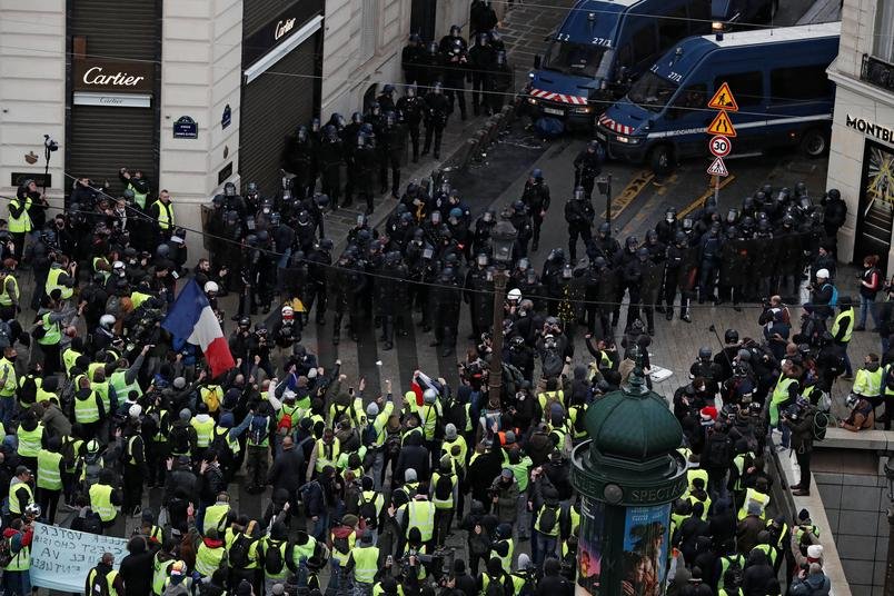  Numeroase grenade lacrimogene lansate împotriva manifestanților din Paris