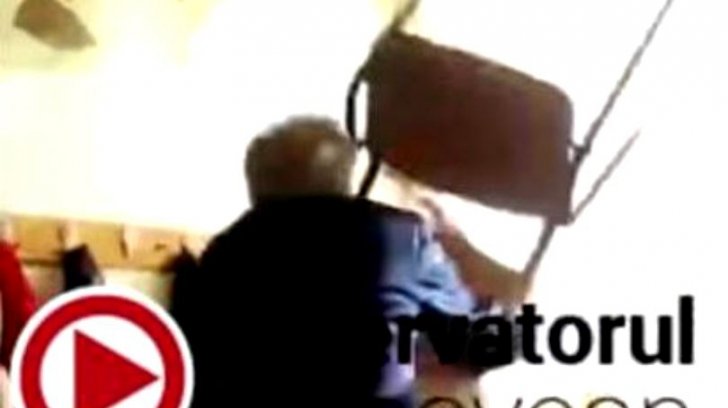  VIDEO: Elev lovit cu scaunul în cap de profesor. O colegă a filmat scena
