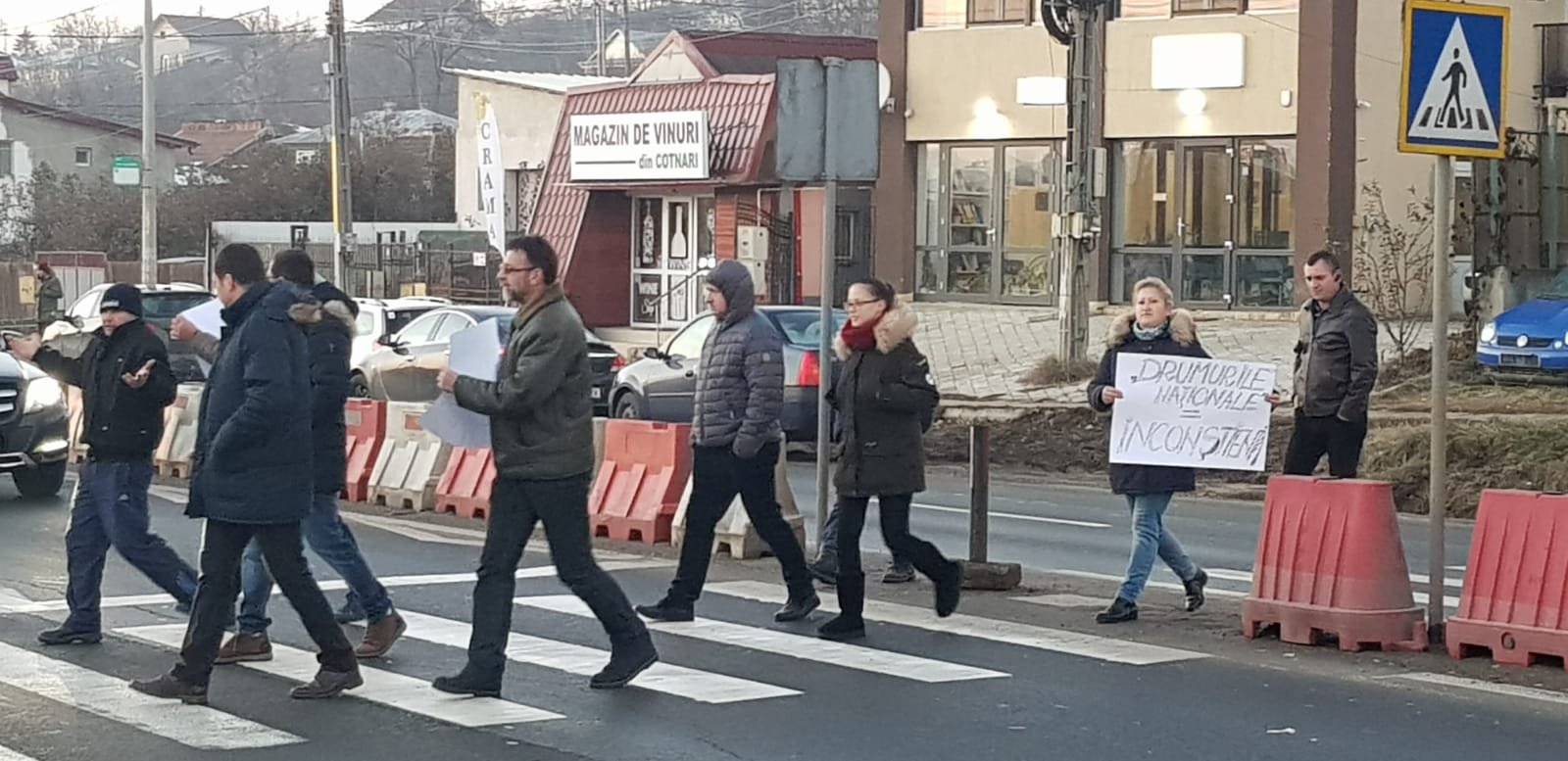  VIDEO&FOTO: Noi proteste în Valea Lupului pentru dreptul de a trece strada