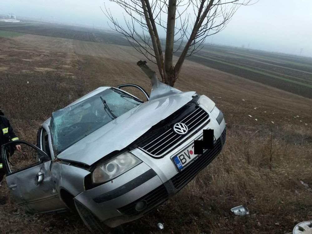  O maşină a izbit puternic un copac: un mort şi trei persoane rănite grav