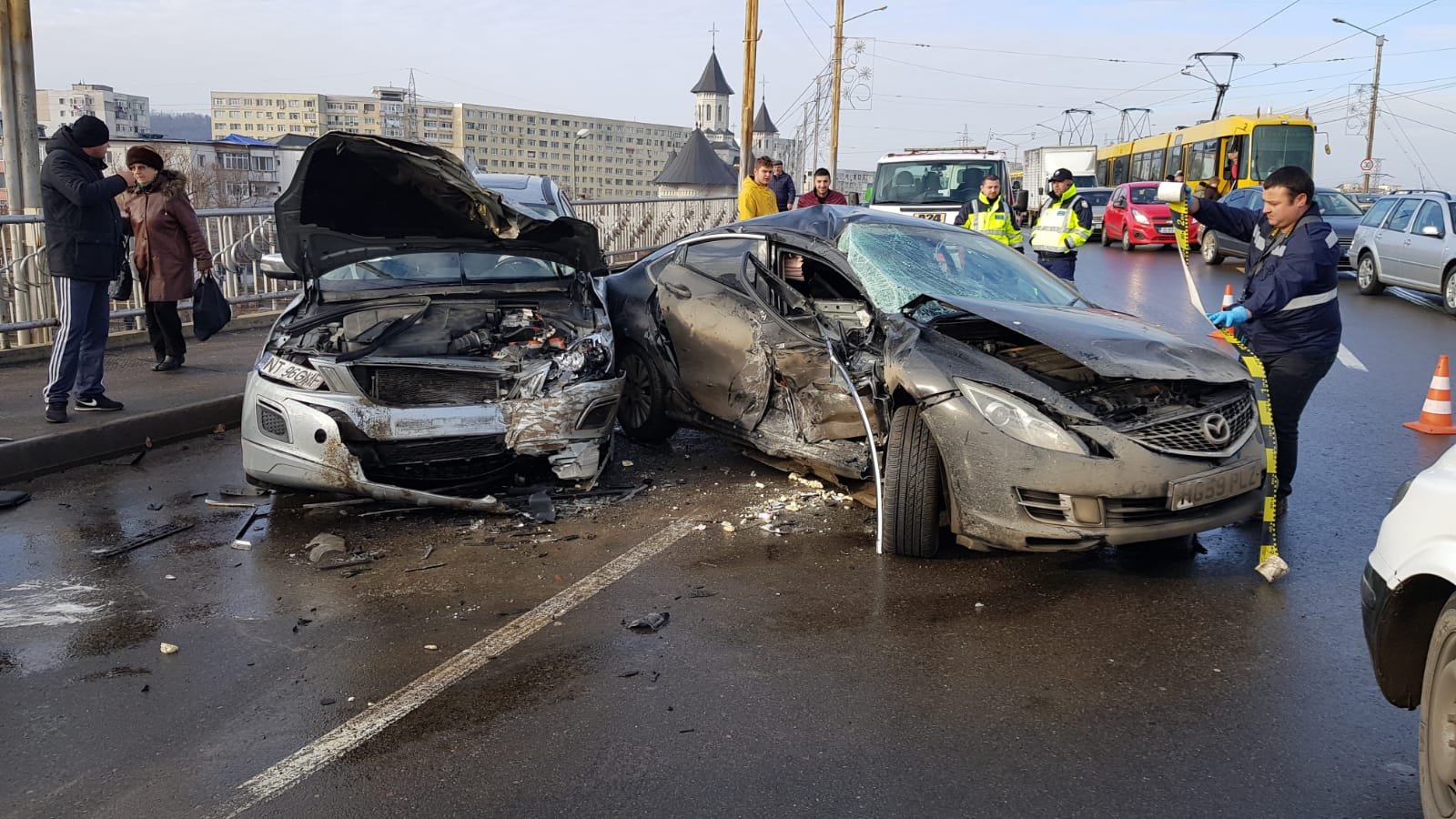  FOTO&VIDEO: Două mașini distruse după un accident pe podul Alexandru
