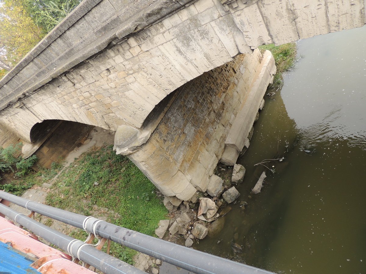  Podul de Piatră încă nu s-a dărâmat, dar e în mare pericol. Îi știți istoria?