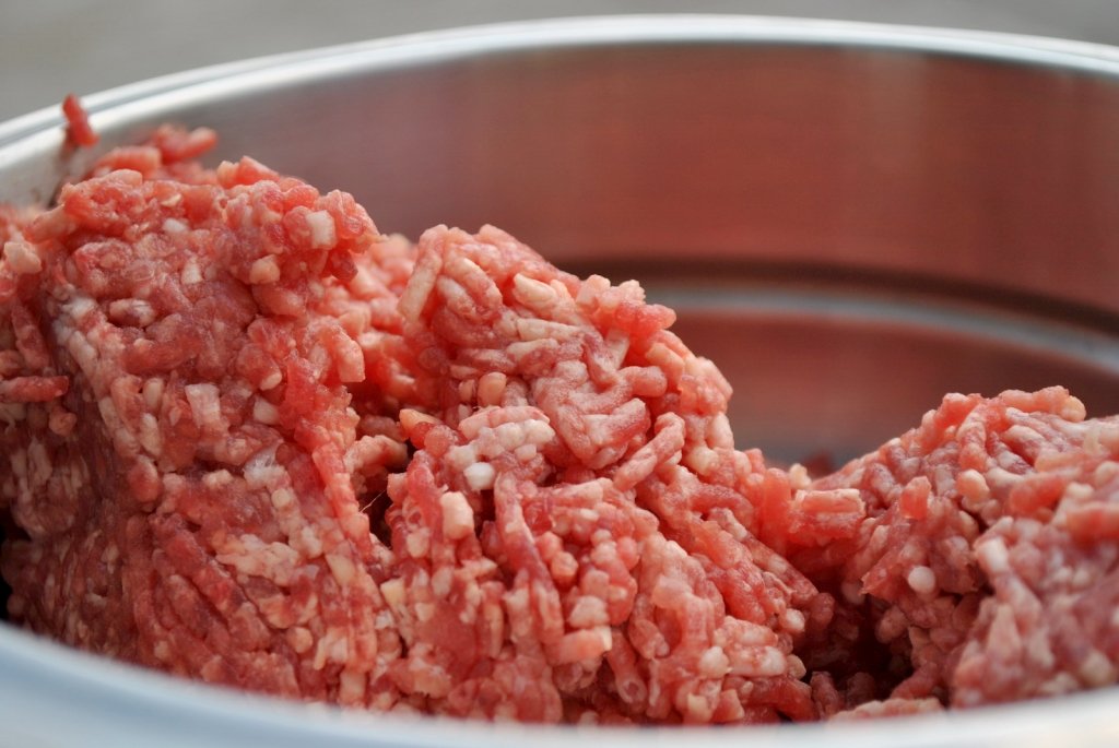  Mici din carne de cal, la vânzare într-un supermarket Kaufland din capitala