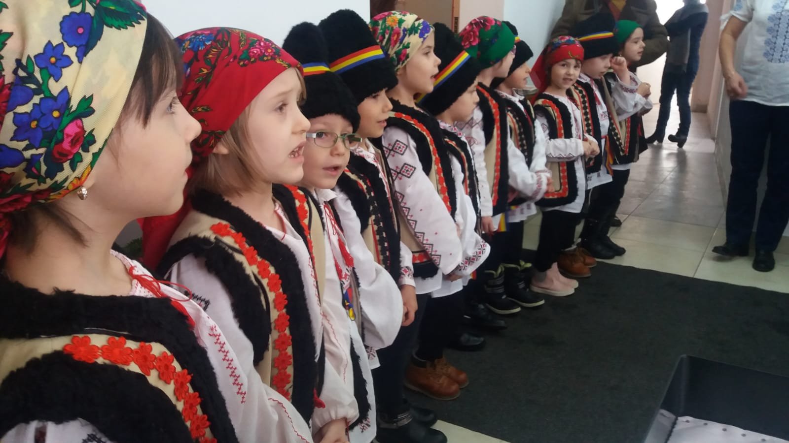  IMAGINI: Copiii din Scoposeni au bătut drumul până la Iași să mulțumească pentru daruri