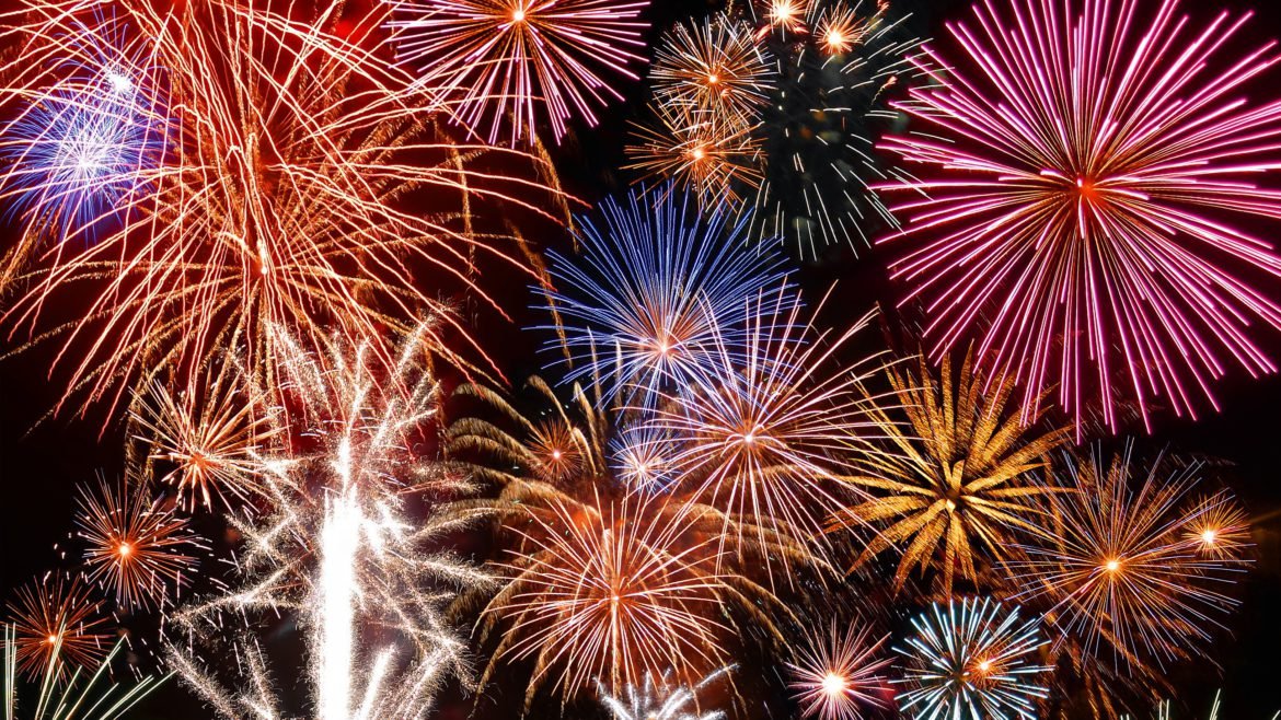  USR: În 2018, autorităţile locale au cheltuit 11 milioane de euro pe iluminatul festiv şi focurile de artificii de Revelion