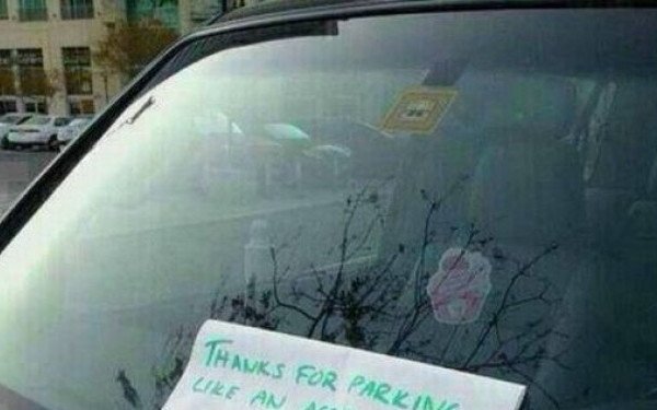  Mesajul de milioane gasit pe parbriz de un sofer care a ocupat doua locuri de parcare (FOTO)