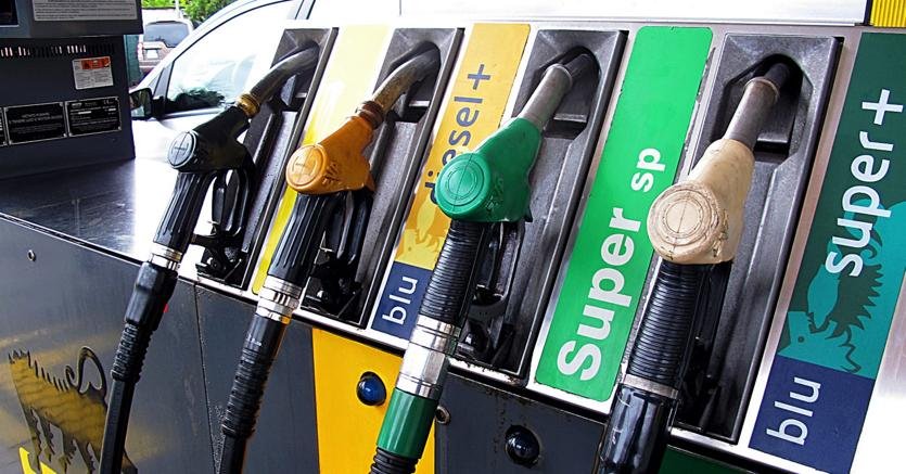  Preţurile petrolului au început anul în scădere. În România, carburanţii s-au scumpit!