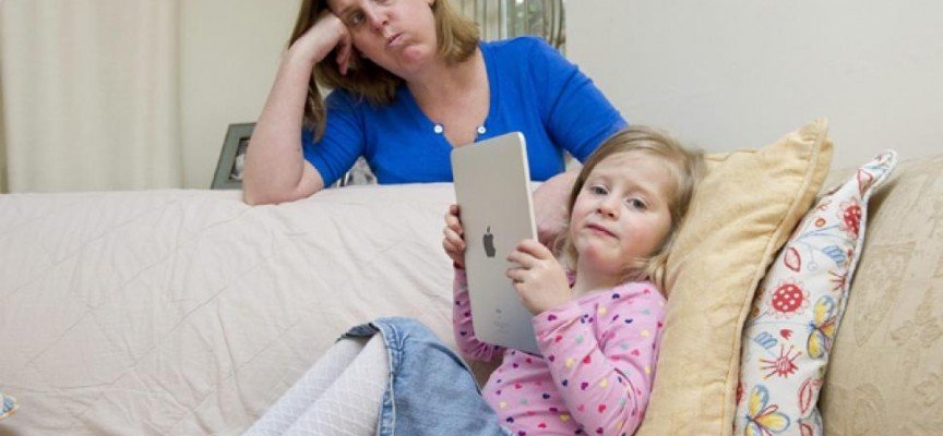  Sfatul psihologului: unde să se interpună părintele în relaţia copil – tabletă?