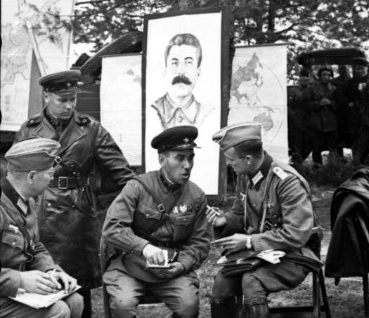  Călăul lui Stalin şi crimele de Katyn