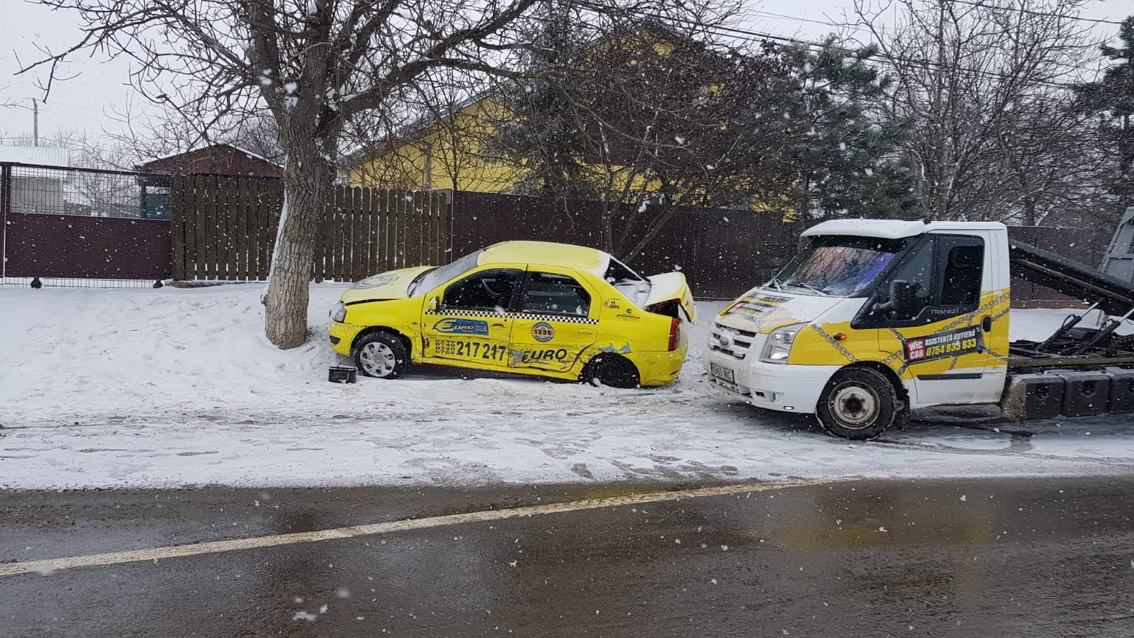  EXCLUSIV: Doi copii și o tânără la spital după o coliziune între un taxi și un Audi cu volan pe dreapta