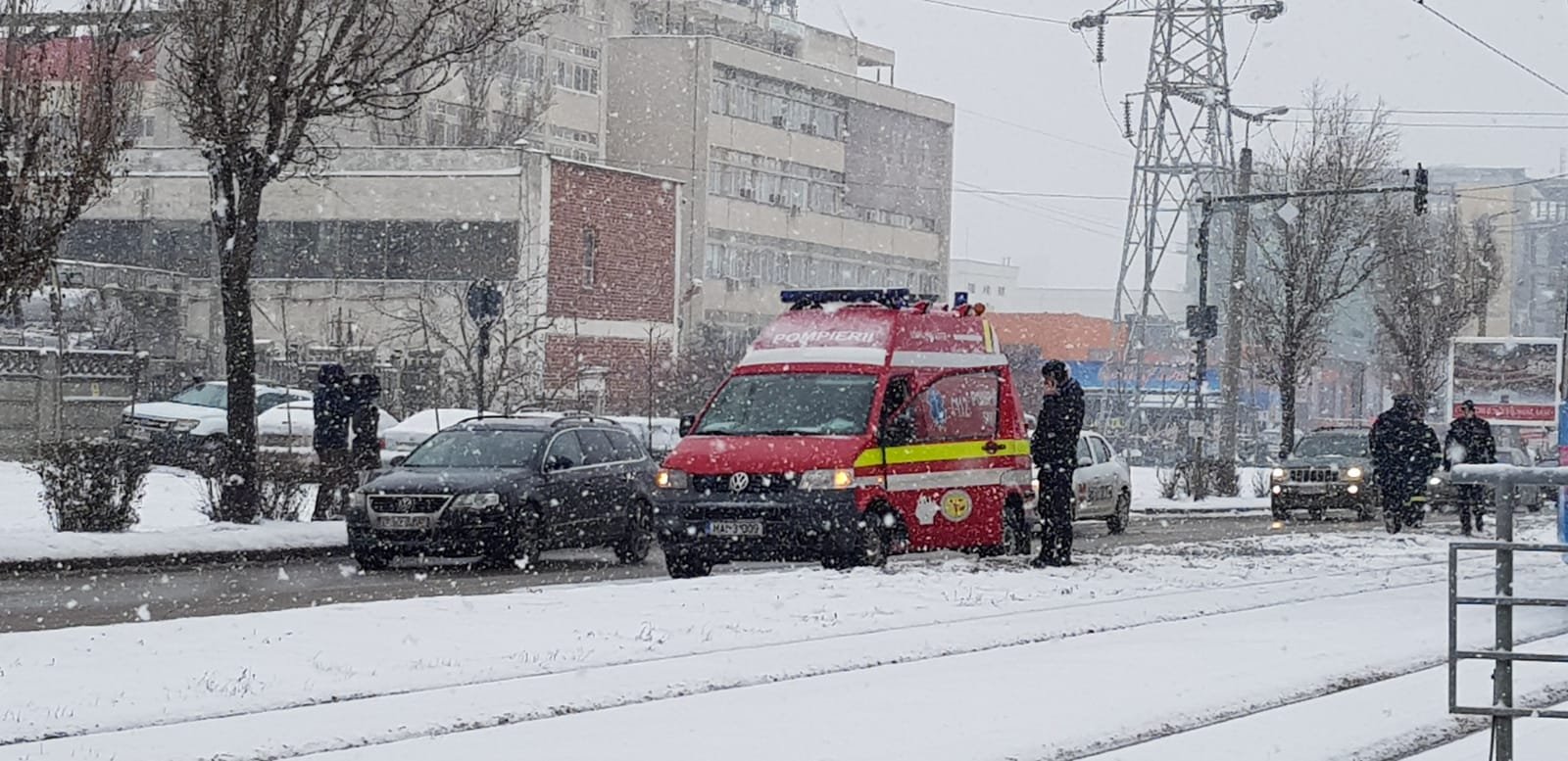  Femeie lovită pe trecerea de pietoni de ambulanţa SMURD cu sirena aflată în funcţiune