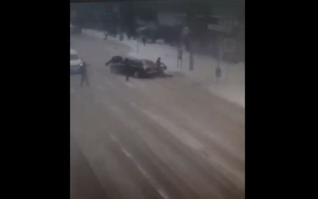  VIDEO ȘOCANT! Patru oameni luați pe sus de o mașină de pe trecere