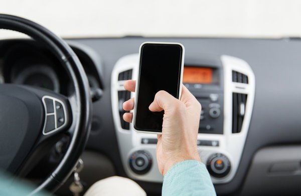  Proiect: Sancţiuni drastice pentru șoferii care țin în mână telefonul la volan. Sunt vizați și bicicliștii